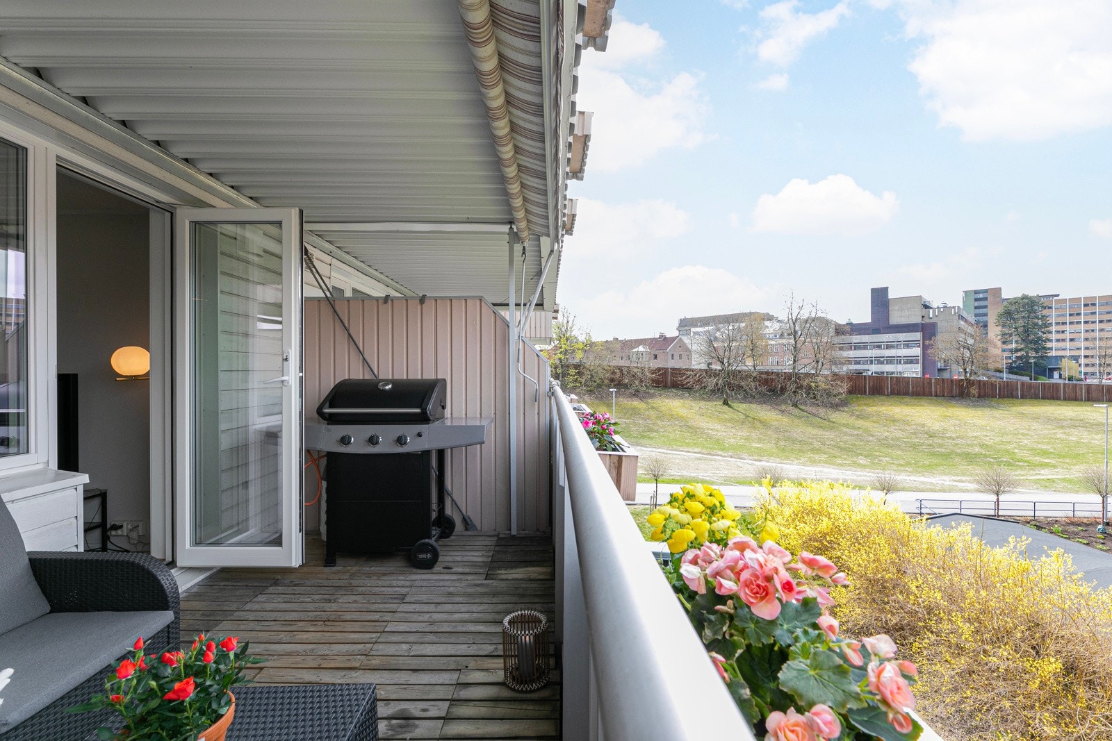 Velkommen til Disenveien 43, en pen og romslig 3-roms på populære Disen! Galleribilde