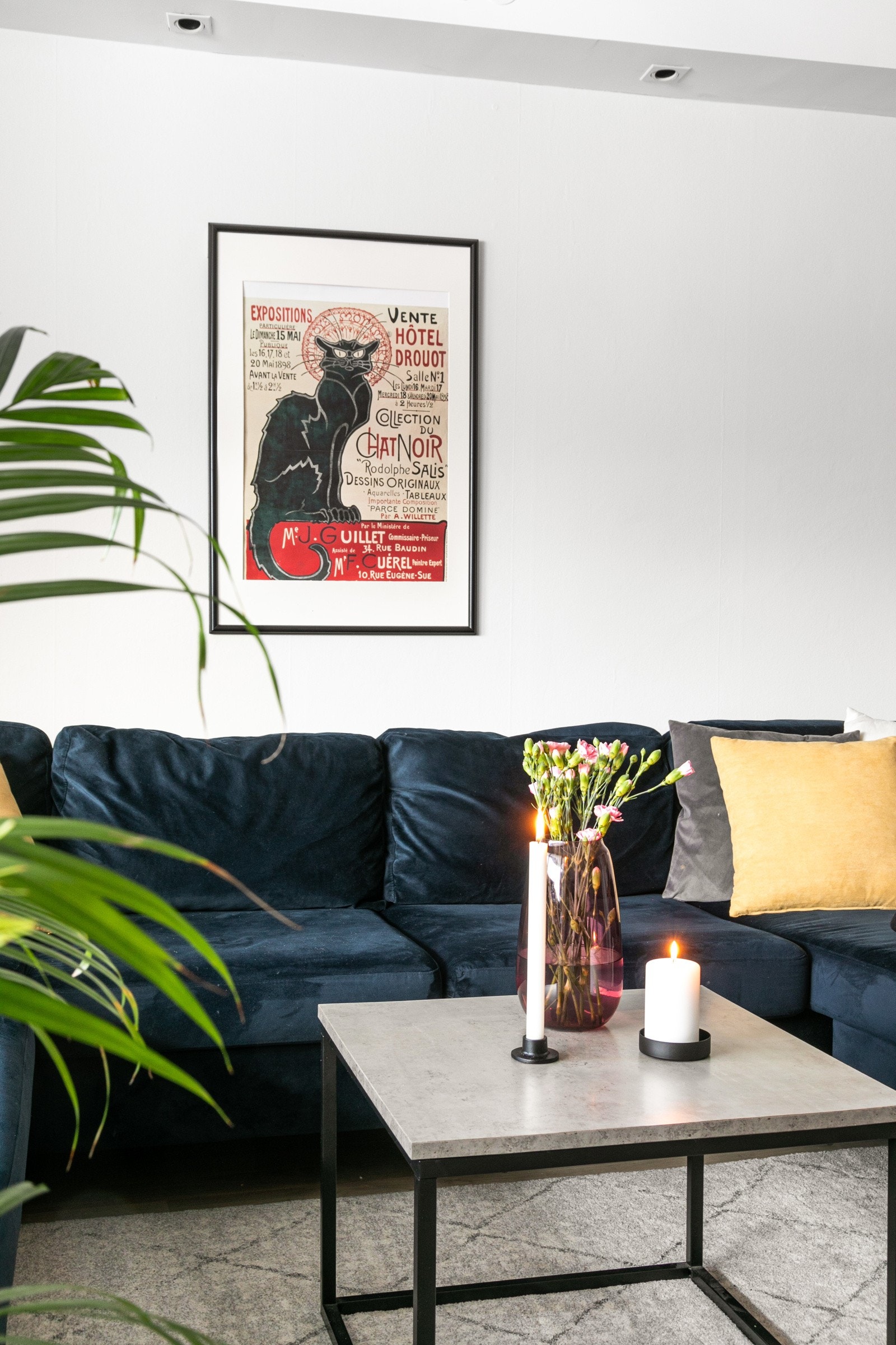 God plass til sofagruppe og tihørende møblement i stuen. Galleribilde