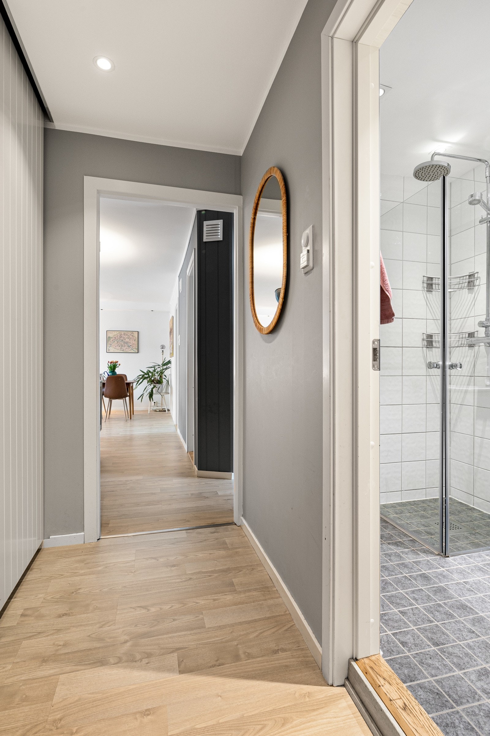 Entré/gang med tilgang til bad, kjøkken, soverom og stue. Galleribilde