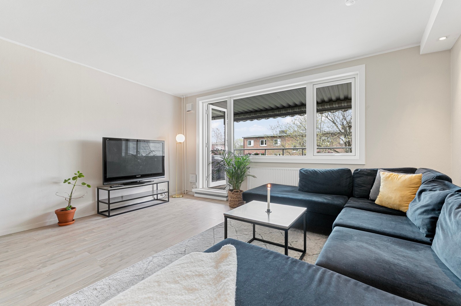 Store vindusflater slipper rikelig med naturlig lys inn til stuen og sørger for en hyggelig atmosfære. Galleribilde