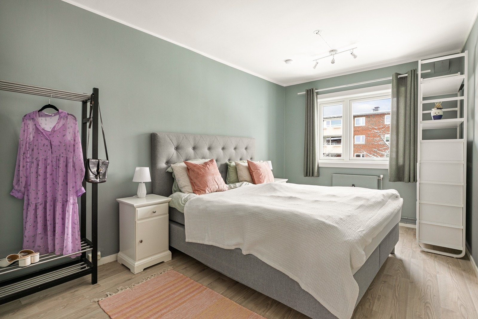 Hovedsoverommet er av god størrelse og har rikelig med plass til dobbeltseng, nattbord og garderobe. Galleribilde