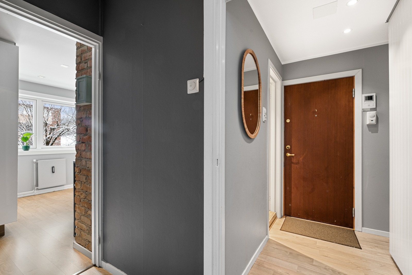 Entré med tilhørende skyvedørsgarderobe. Galleribilde