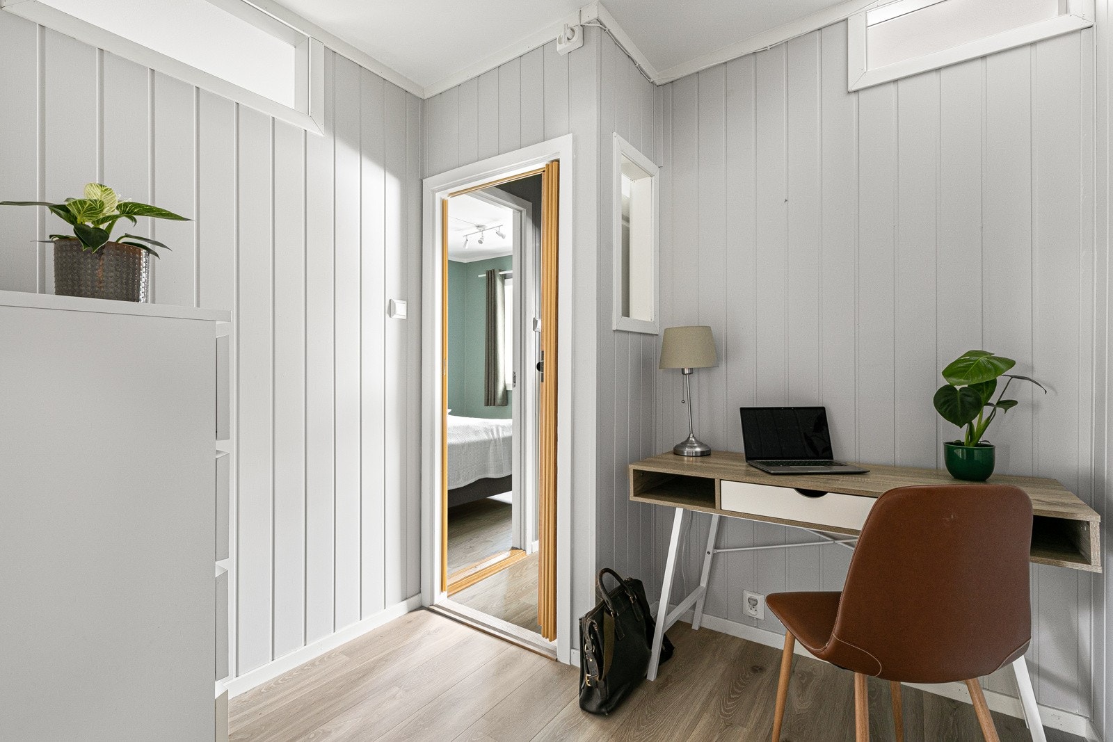 Omkledningsrom og kontor. Galleribilde