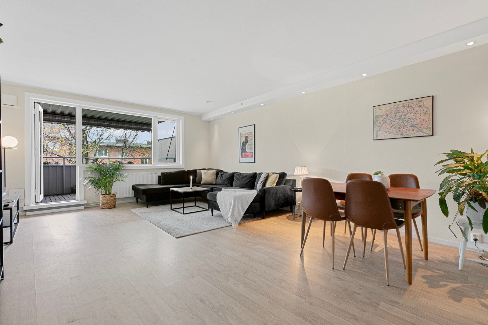 Fra stuen er det utgang til solrik vestvendt balkong på 8,5 kvm med hyggelig utsikt. Galleribilde