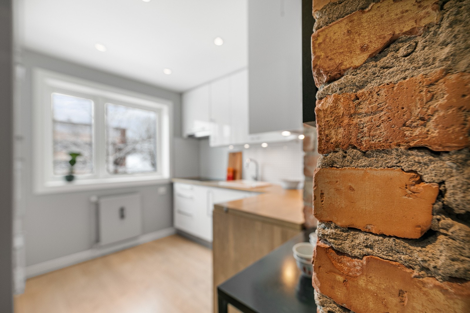 Synlig teglstein på kjøkken gir et unikt særpreg på kjøkkenet. Galleribilde