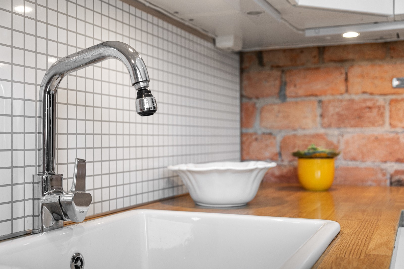 Heltre eik benkeplate i kombinasjon med fliser og synlig teglstein. Galleribilde