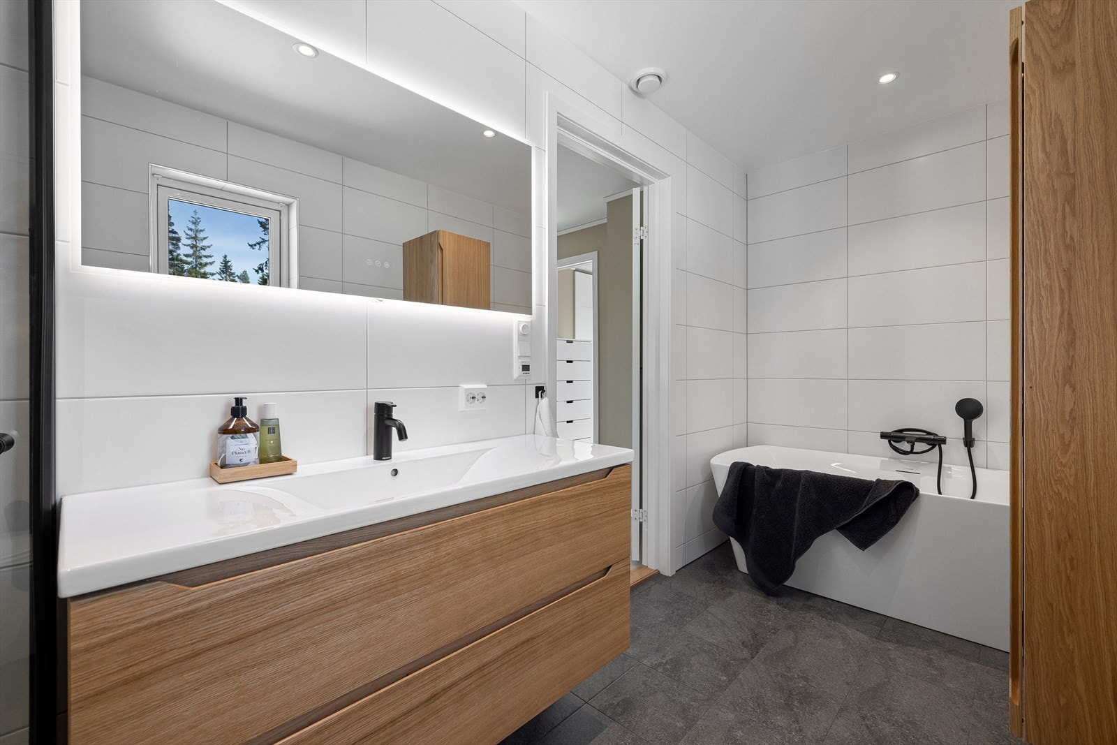 Veldig praktisk med badekar både for voksne og de aller minste! Galleribilde