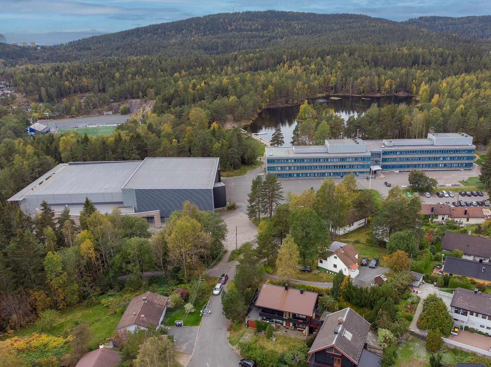 Apalløkka skole, idrettshall, kunstgressbane og ikke minst flotte Vesletjern. Galleribilde