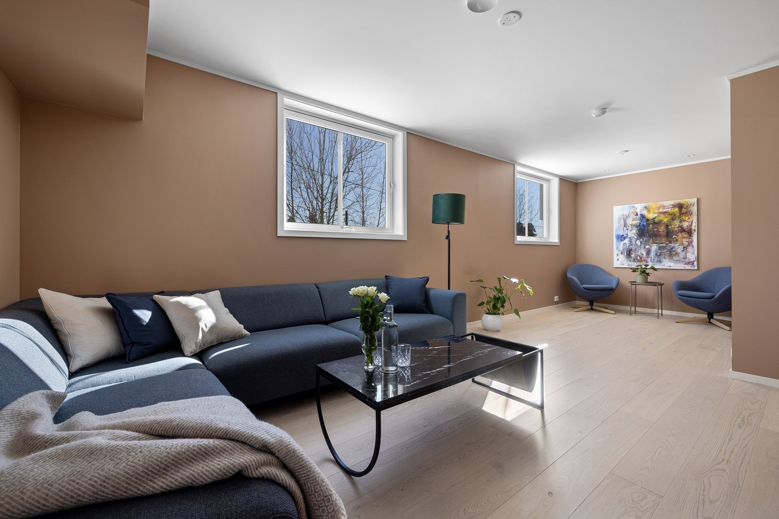I underetasjen finner vi en romslig kjellerstue med god plass til sofagruppe Galleribilde