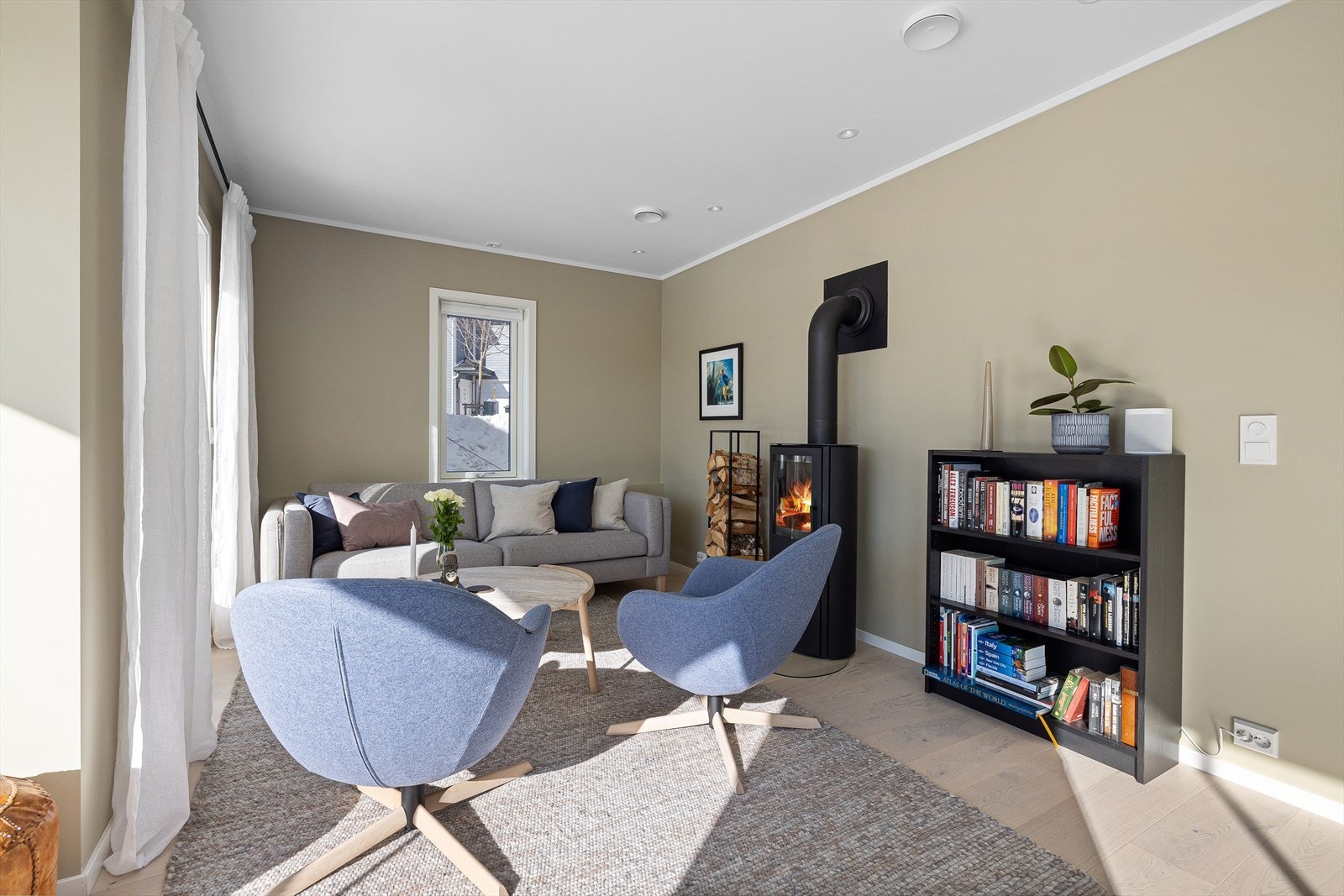 Det er plass til sofagrupper i stuen; her er det også utgang til hagen Galleribilde