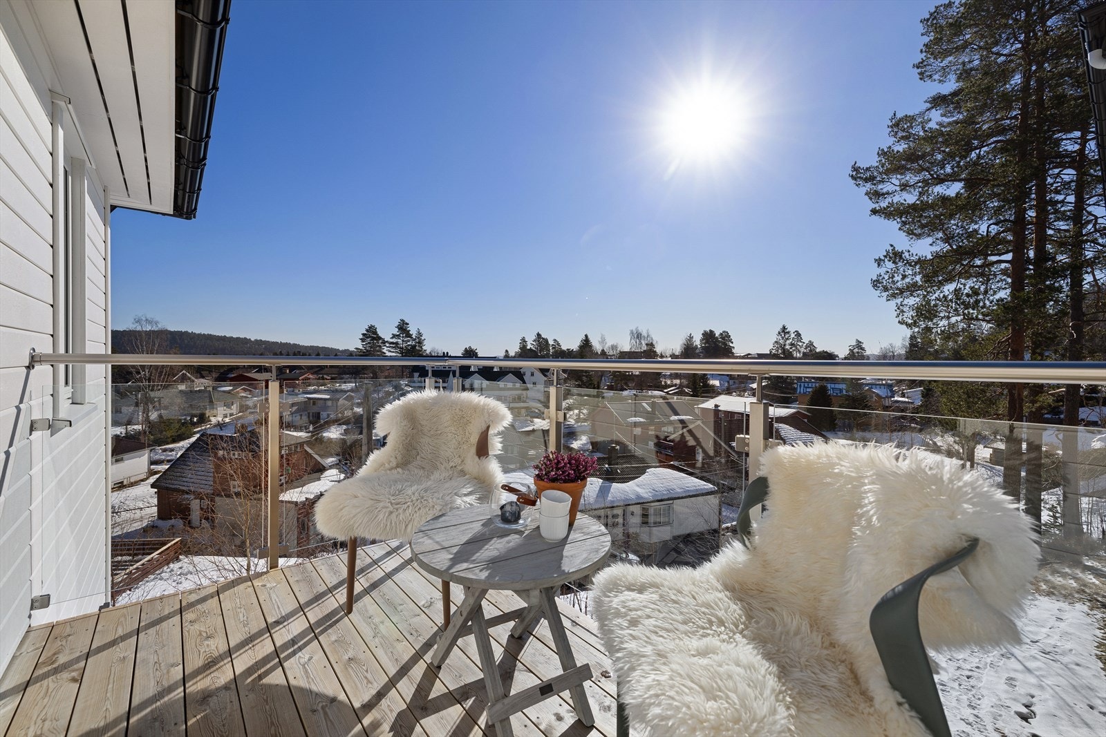 Flott utsikt og gode solforhold fra balkongen i 2. etasje! Galleribilde