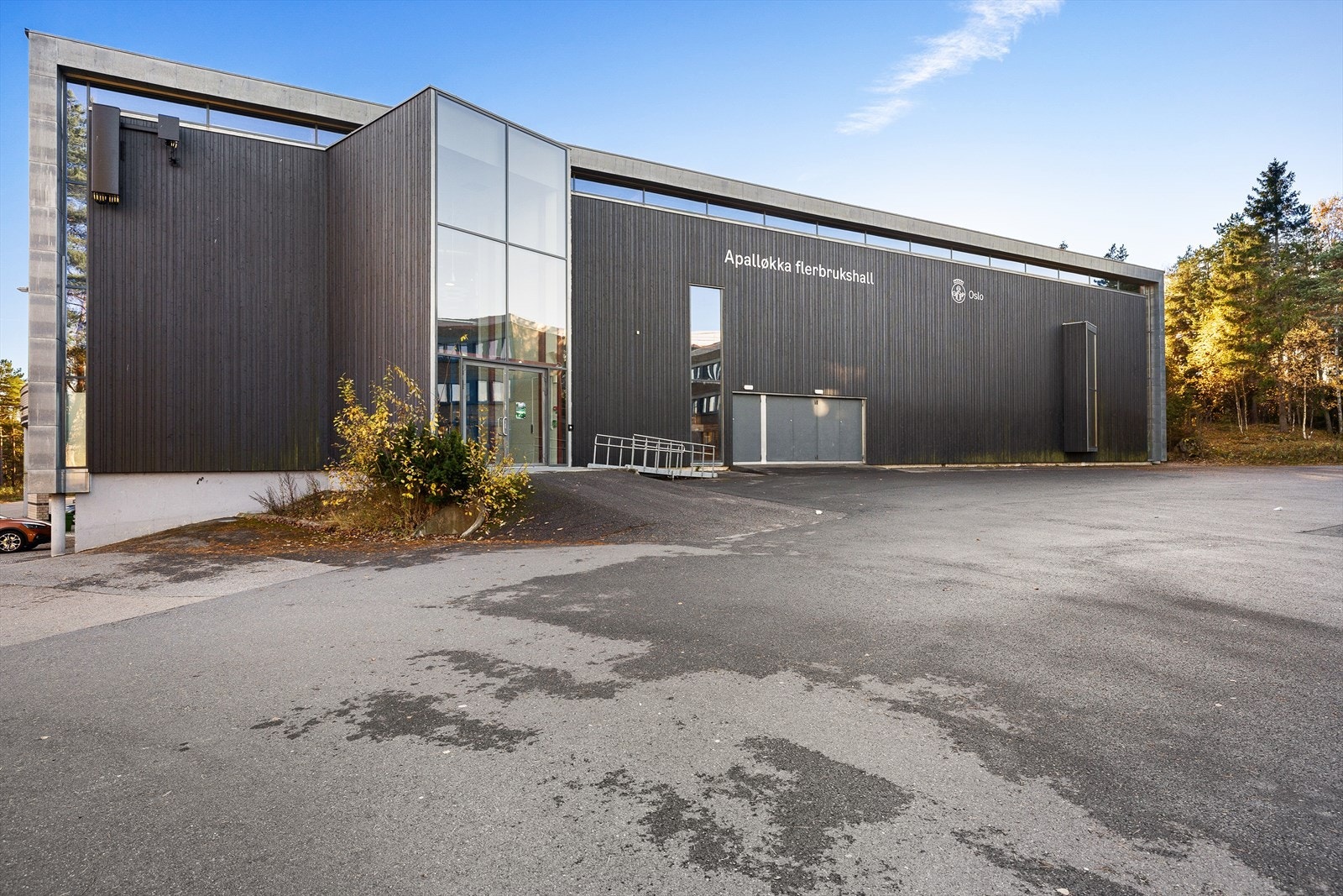Nyere flerbrukshall som har rikt tilbud av fritidsaktiviteter for barn og ungdom. Galleribilde