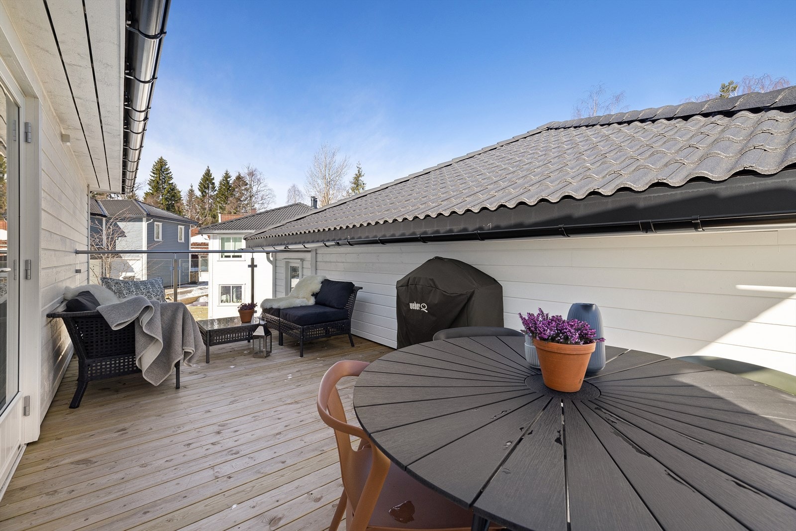 Her har man god plass til lounge, spisegruppe og grill Galleribilde