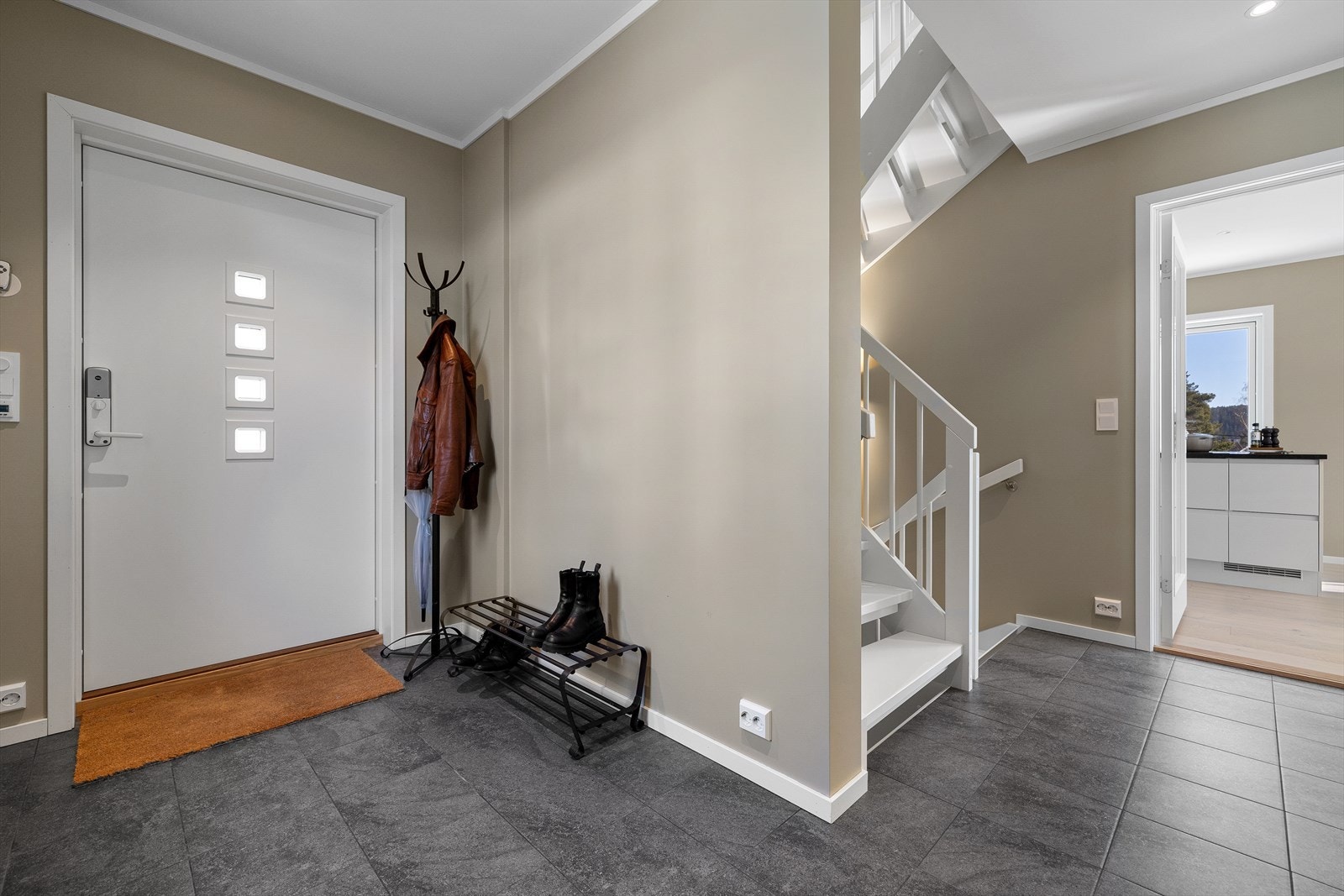 Innbydende entré med plass til anheng av klær og sko. Yale doorman på ytterdøren. Galleribilde