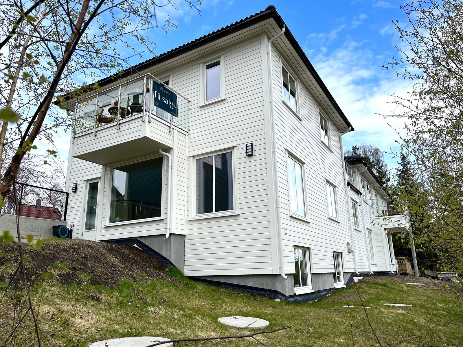 Boligen ligger høyt og fritt til i terrenget. Galleribilde