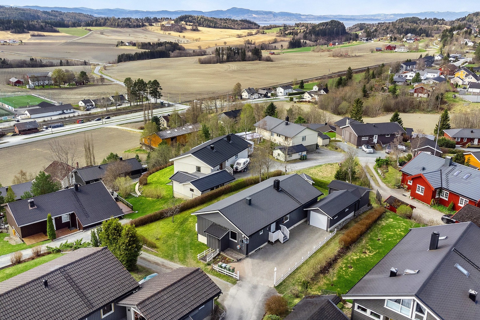Fra boligen er det kort vei til både barnehage, barneskole og nærbutikken Coop. Galleribilde