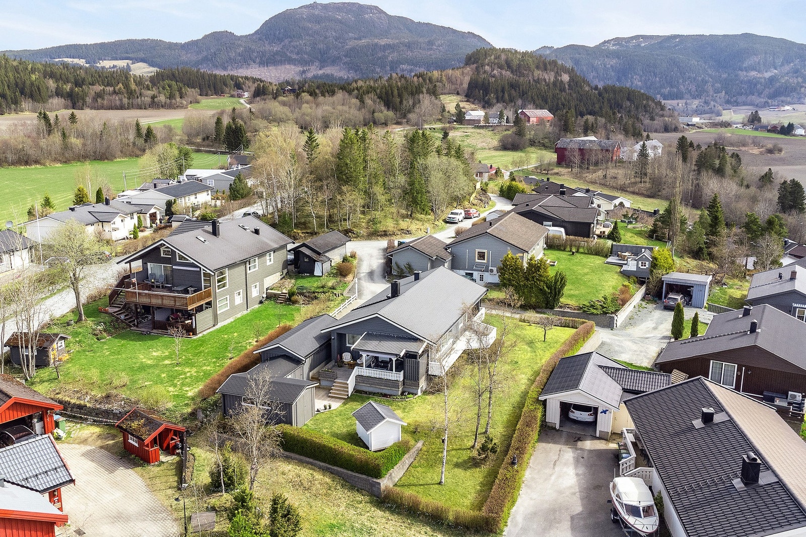 Eiendommen ligger i blindgate og er skjermet for biltrafikk. Galleribilde