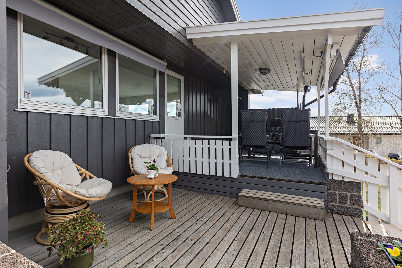 Eiendommen er veldig fint opparbeidet med flere uteplasser. Veldig kjekt med overbygd terrasse. Galleribilde