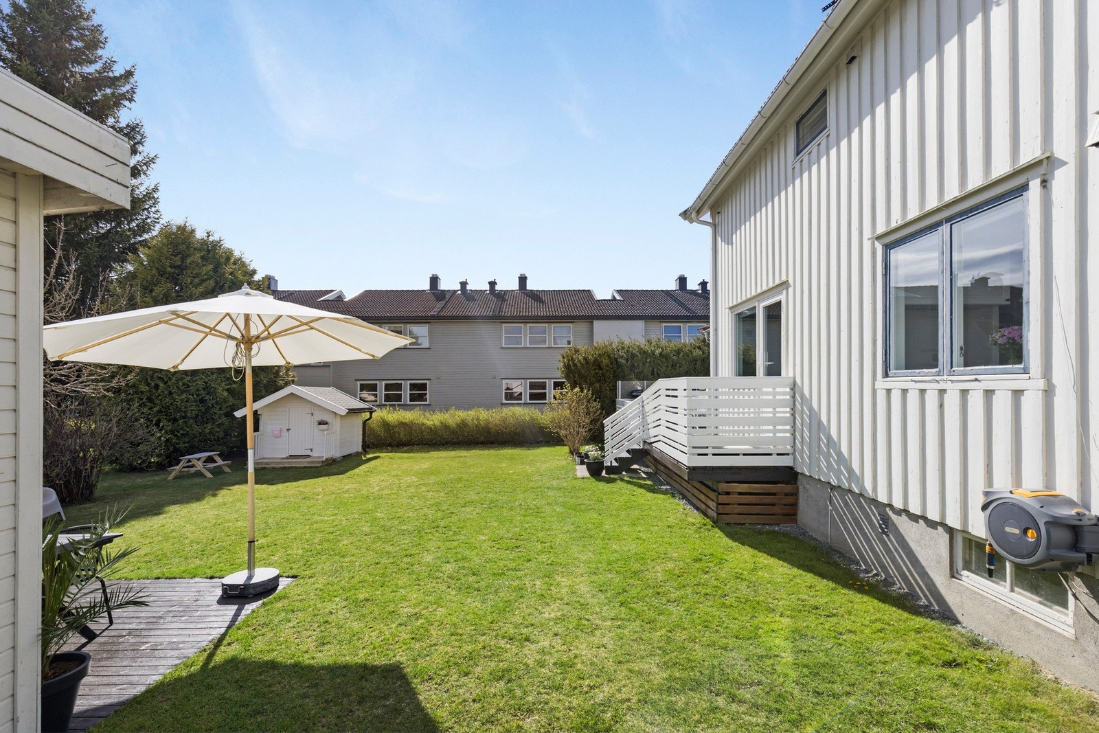Eiendommen har en veldig stor og fin hage, perfekt for en barnefamilie. Galleribilde