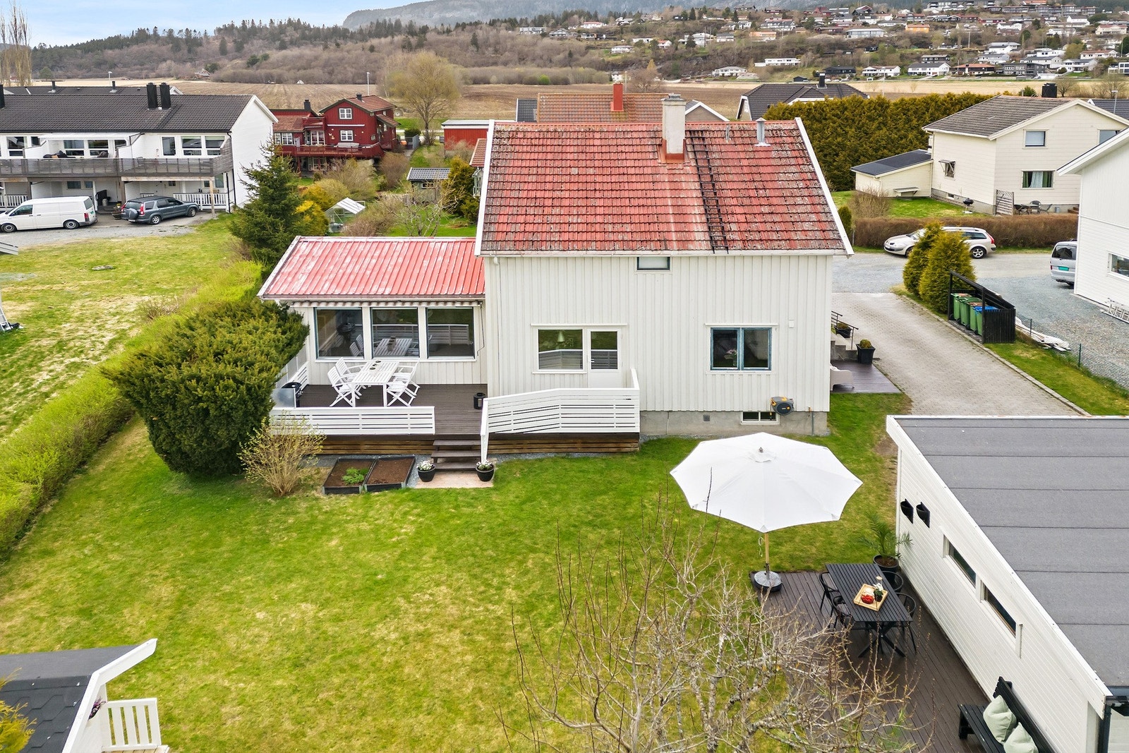 Eiendommen har et veldig fint og trivelig uteområde. Her kan barn og dyr leke fritt uten å tenke på biltrafikk da eiendommen ligger i enden av blindgate. Galleribilde