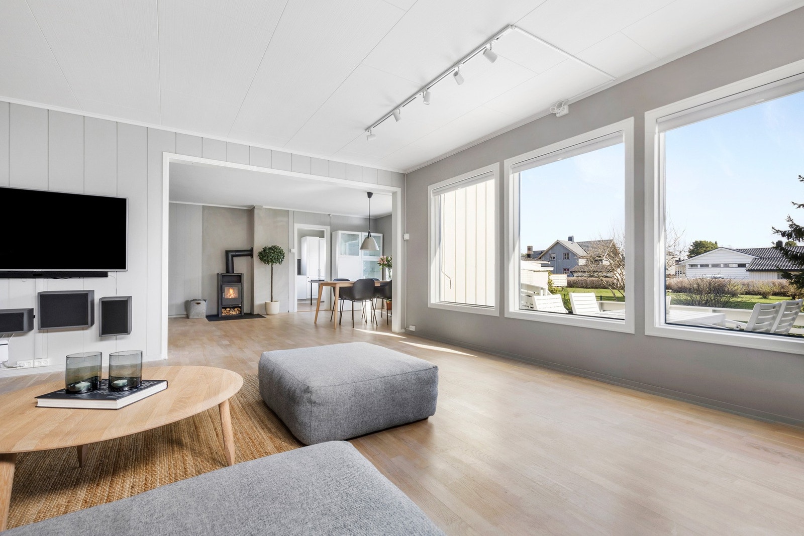 Stuen er påbygd og har store vindusflater som gir rikelig med lysinnslipp. Galleribilde