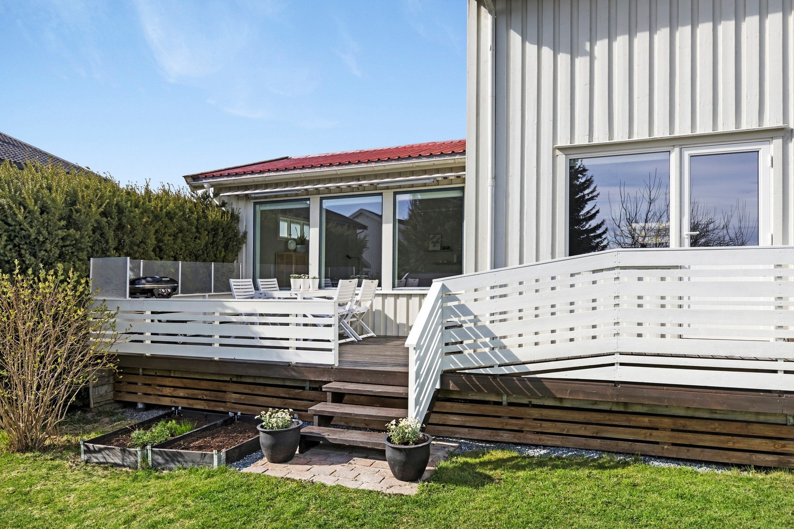Fra stuen er det utgang til terrasse hvor det er god plass til både utemøbler og grill. Hekken sørger for skjerming. Galleribilde