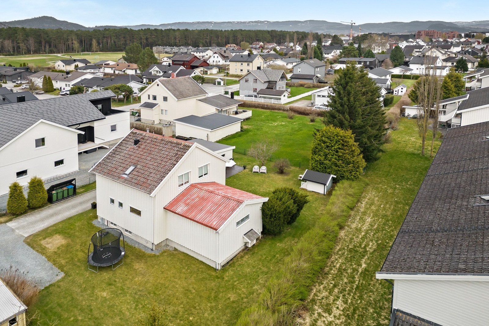 Boligen ligger på Stokmoen, veldig sentralt på Stjørdal. Herfra er der gangavstand til barnehager, skoler, idrettsanlegg og butikker. Galleribilde
