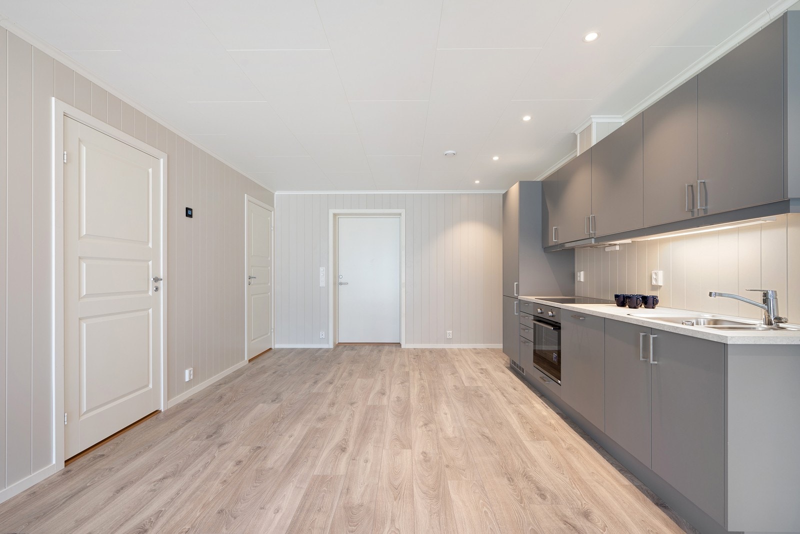 Hvitevarene er fra Electrolux og består av Induksjonstopp, integrert stekeovn, oppvaskmaskin, kombiskap og ventilator Galleribilde