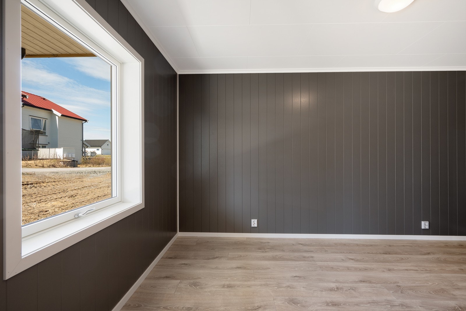 Leiligheten har et pent soverom med god plass for seng og garderobeløsning. Galleribilde