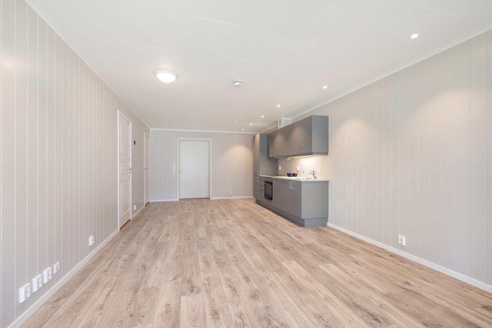 Kjøkkeninnredning er levert fra Sigdal kjøkken i modell Unik onyx grå med tilhørende hvitevarer- en lekker innredning med grå, glatte fronter, laminert benkeplate og tilhørende, integrerte hvitevarer. Galleribilde