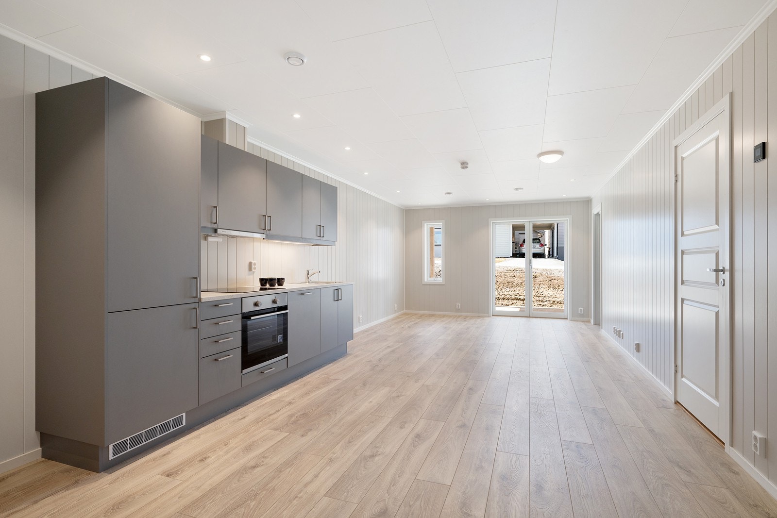 Leiligheten har stue og kjøkken i en moderne, åpen løsning. Rommet er lyst og fint med store vinduer. Galleribilde