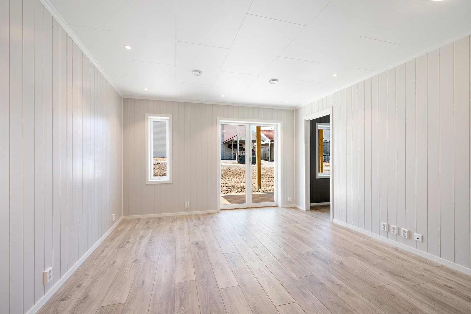 Stuen er lyst og fint med laminat 3-stavs og downlights. Galleribilde