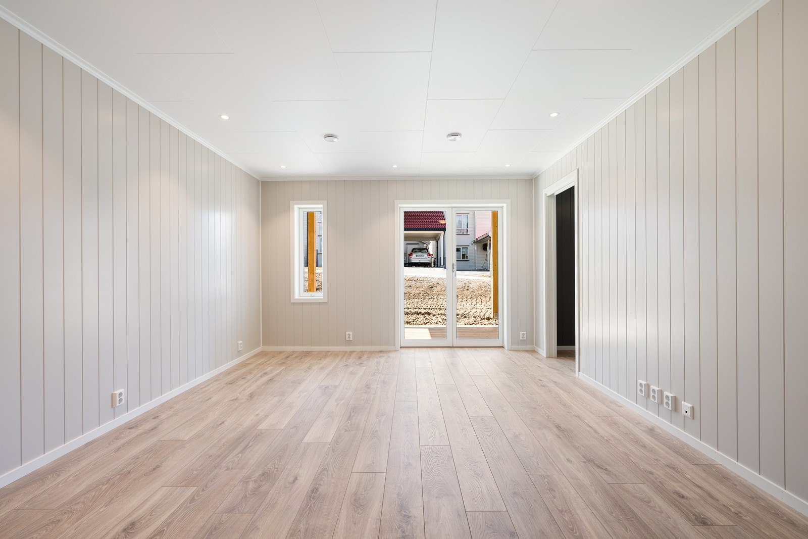 Fra stuedelen er det utgang til treplatting på mark. Galleribilde