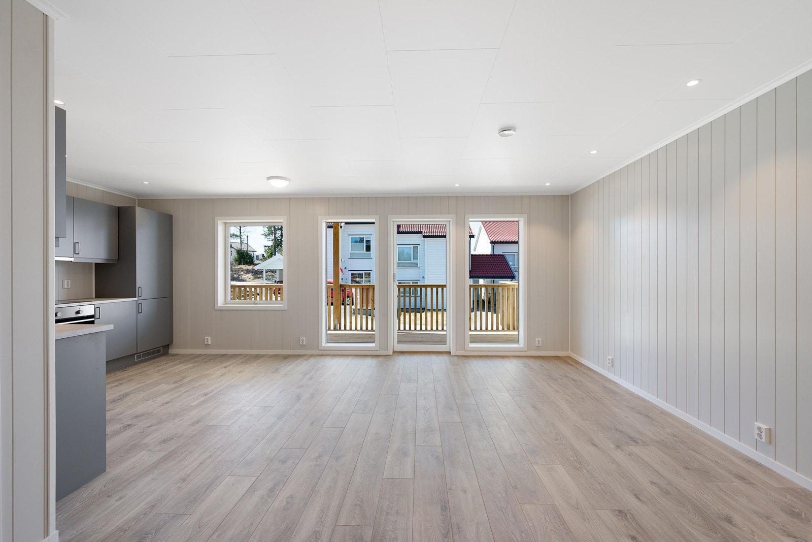 Leiligheten har stue og kjøkken i en moderne, åpen løsning. Galleribilde