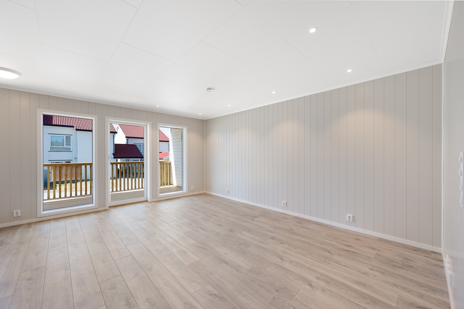 Rommet er lyst og fint med laminat 3-stavs, downlights, pent malte vegger og store vinduer. Galleribilde