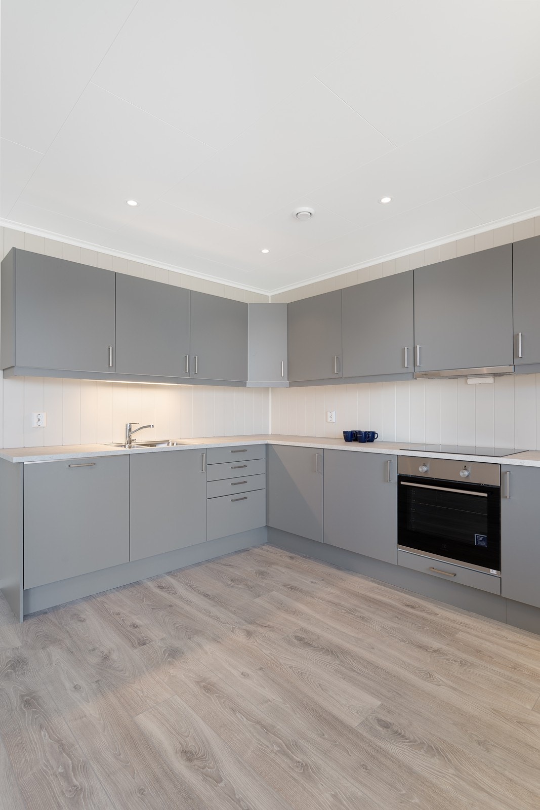 Kjøkkeninnredning er levert fra Sigdal kjøkken i modell Unik onyx grå med tilhørende hvitevarer Galleribilde