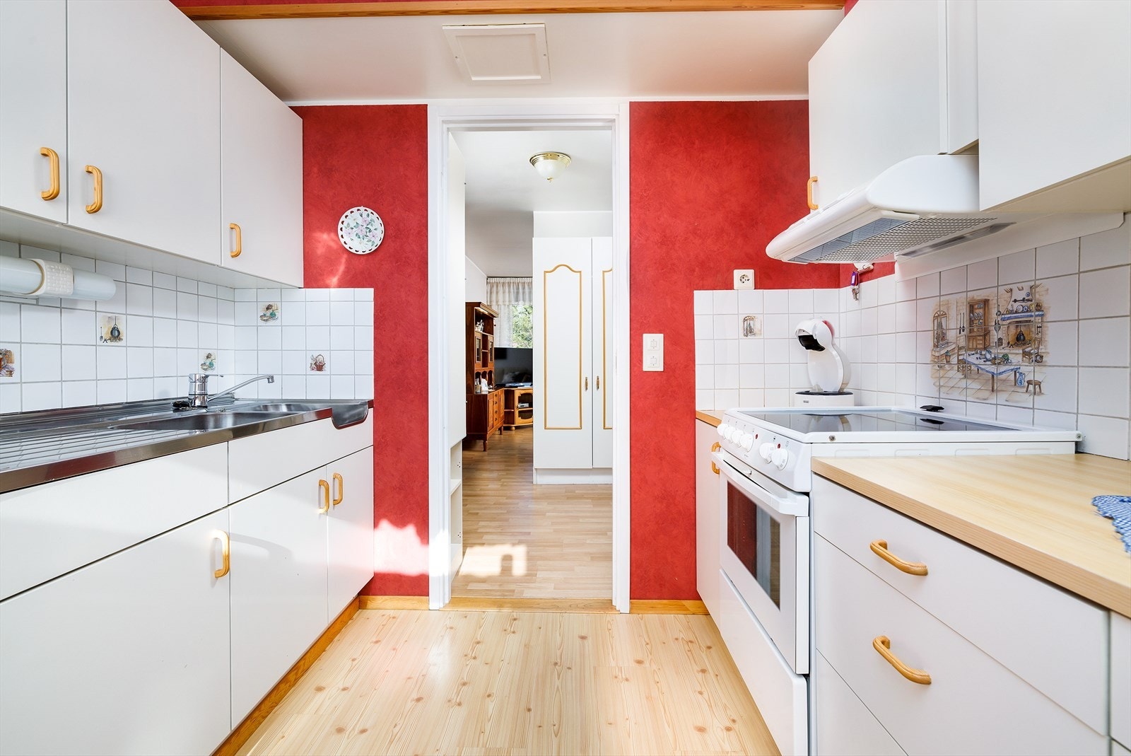 Romslig, separat kjøkken med avsatt plass for frittstående hvitevarer. Galleribilde