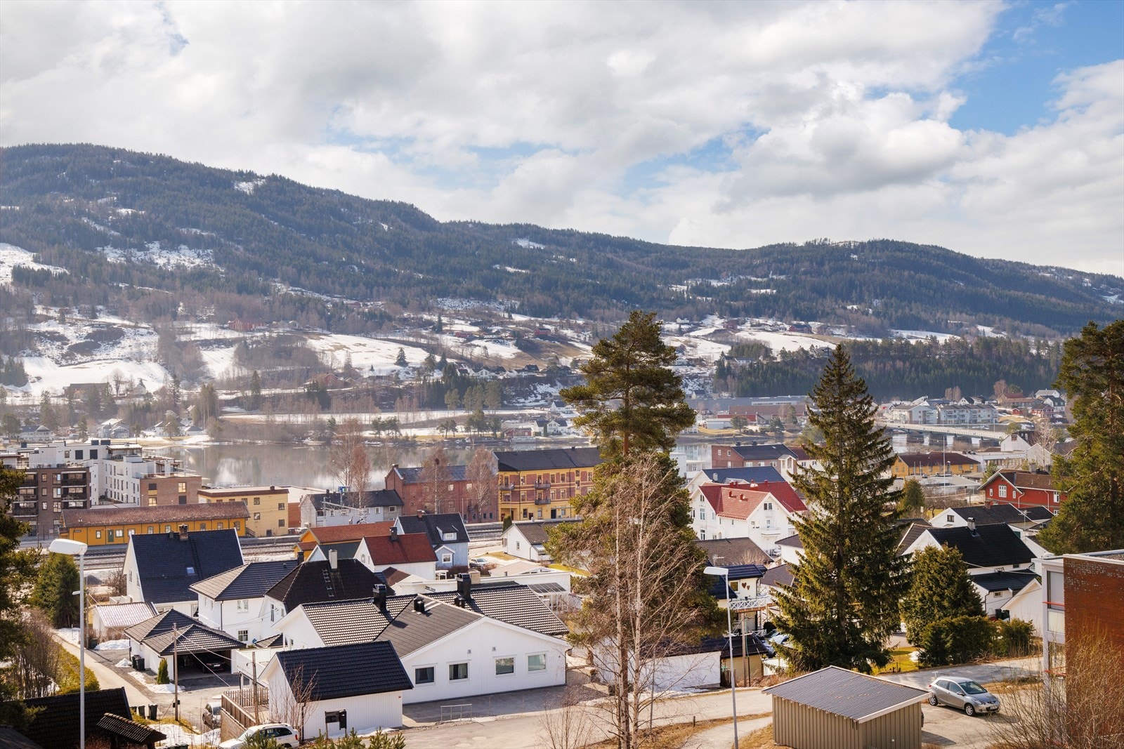 Dette er et etablert og hyggelig boligstrøk i Vikersund sentrum. Galleribilde