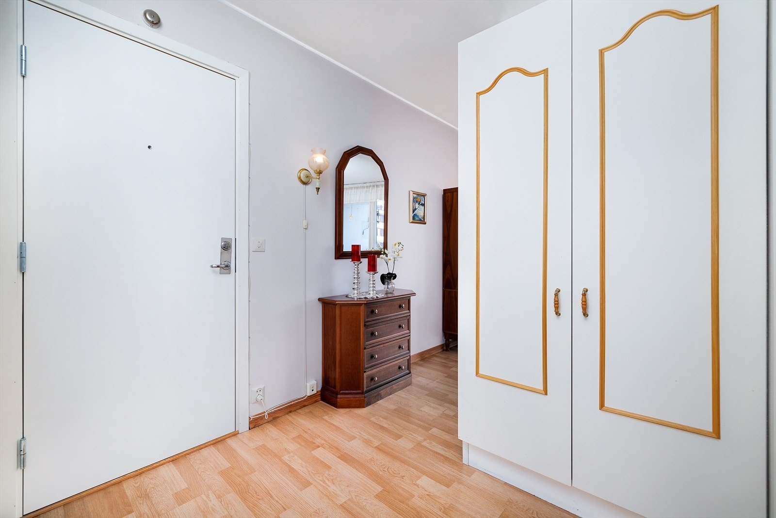 Lys entré med romslig garderobeskap. Galleribilde