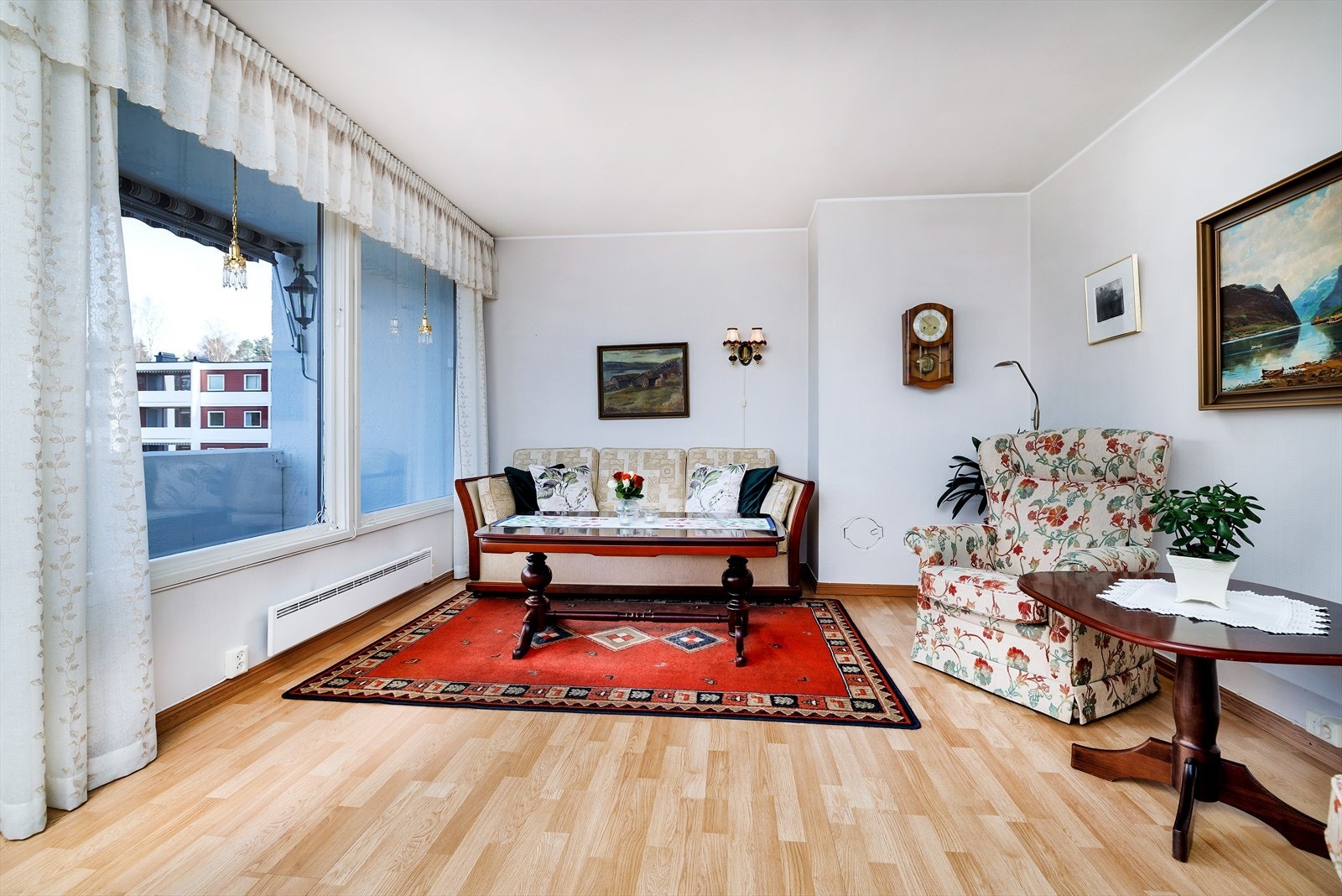 Stuen har store vindusflater og fint med naturlig lys. Galleribilde