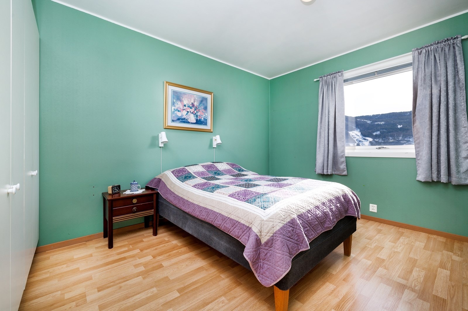 Leiligheten har et romslig soverom. Galleribilde