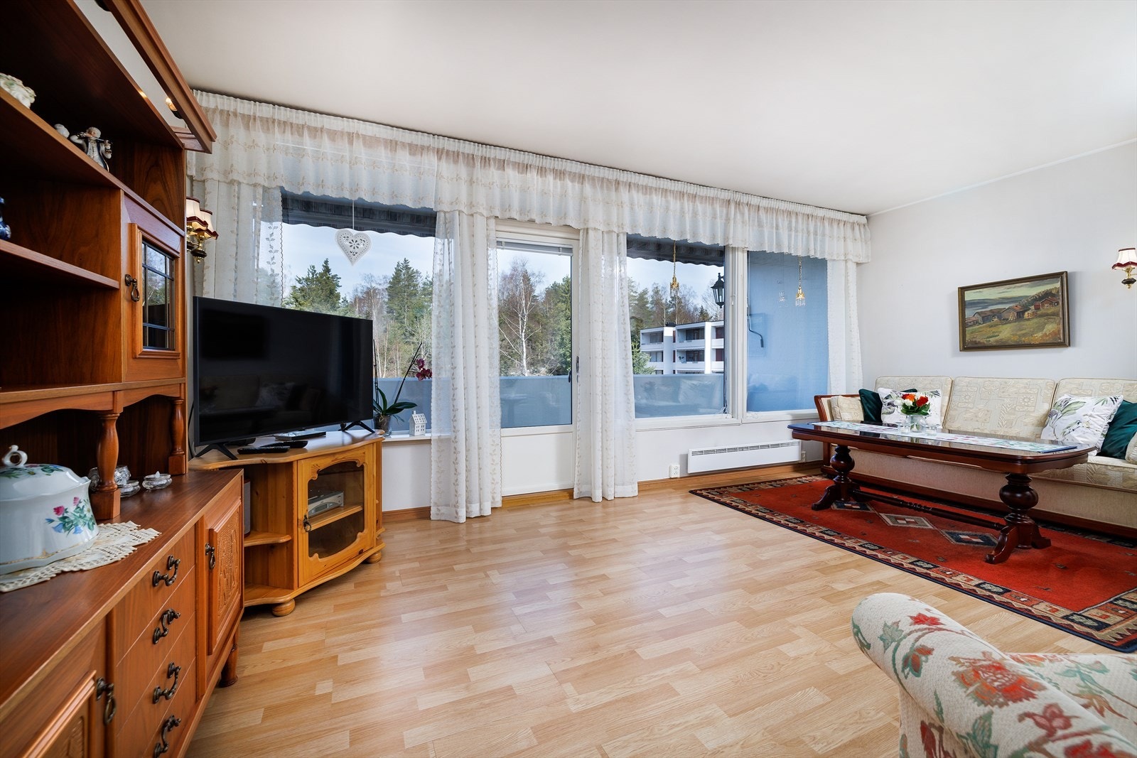 Leiligheten har en lys og åpen stue. Galleribilde