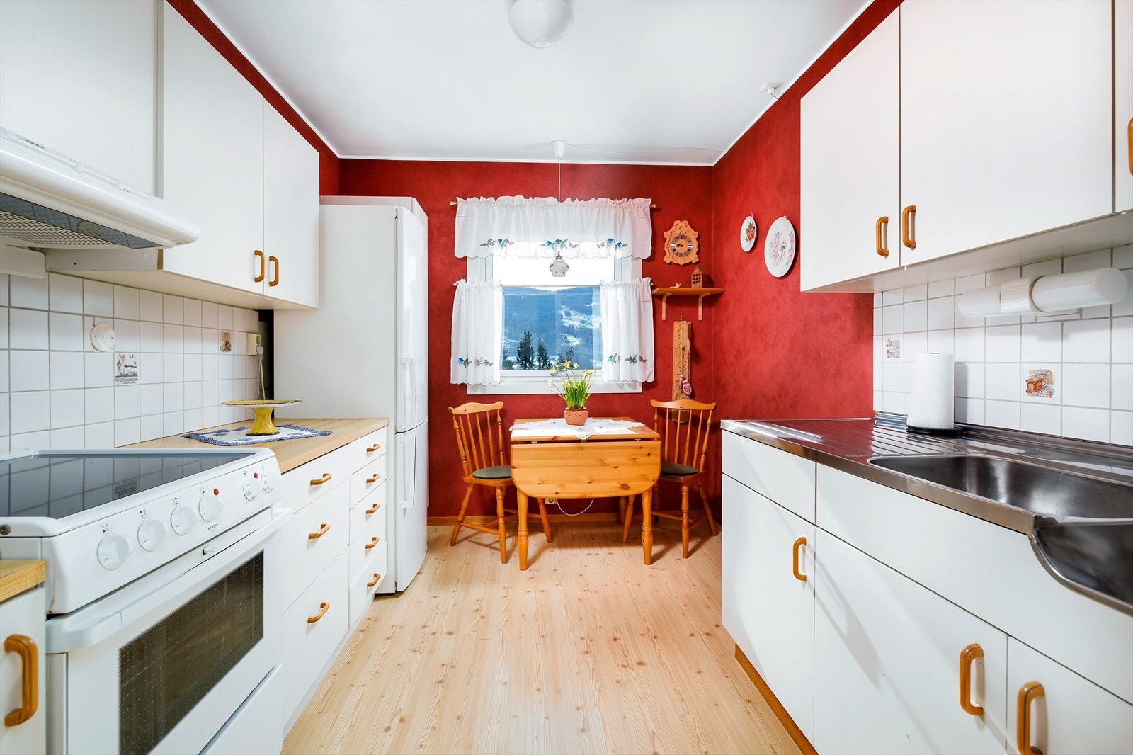 Det er plass til et spisebord på kjøkkenet. Galleribilde