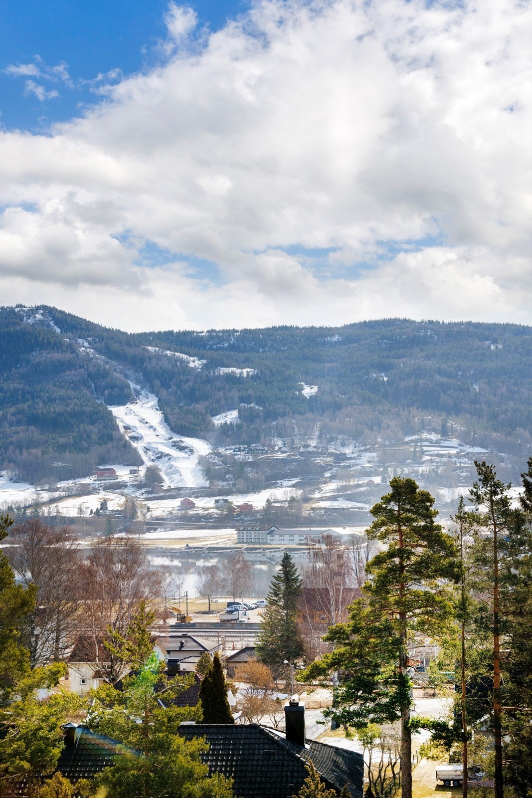 Borettslaget ligger i blindvei uten gjennomgangstrafikk. Flotte turområder i umiddelbar nærhet. Galleribilde