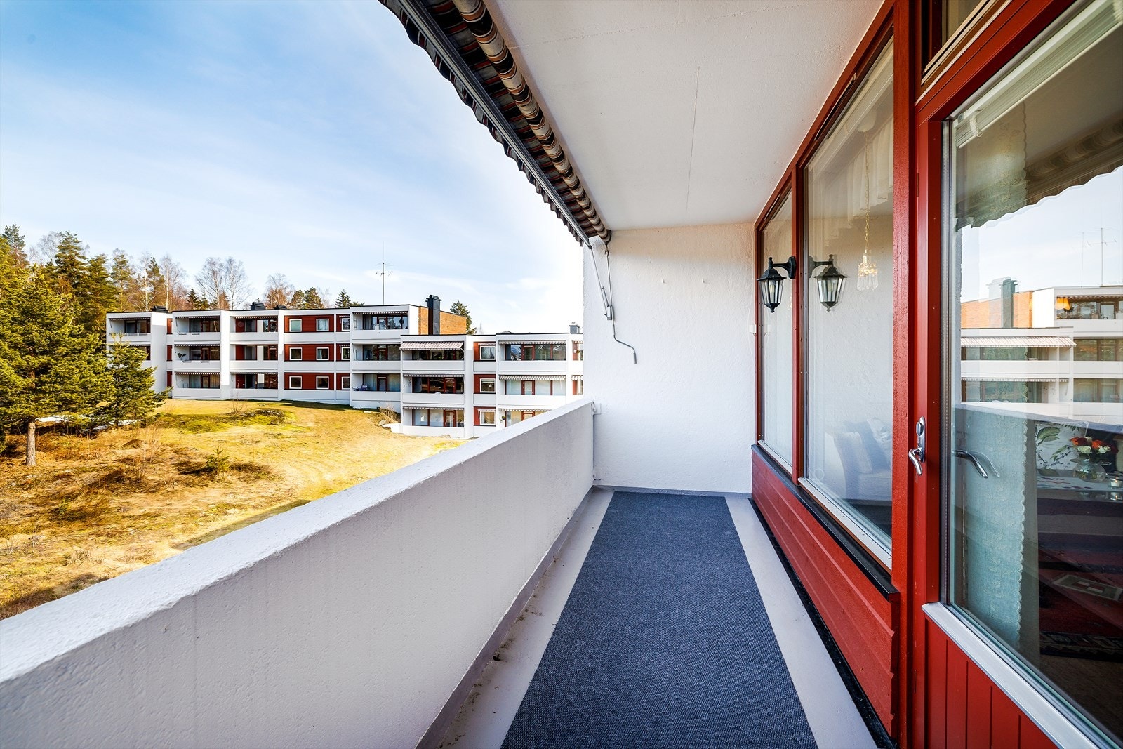 Leiligheten har en overbygget balkong, med plass for utemøblement. Galleribilde