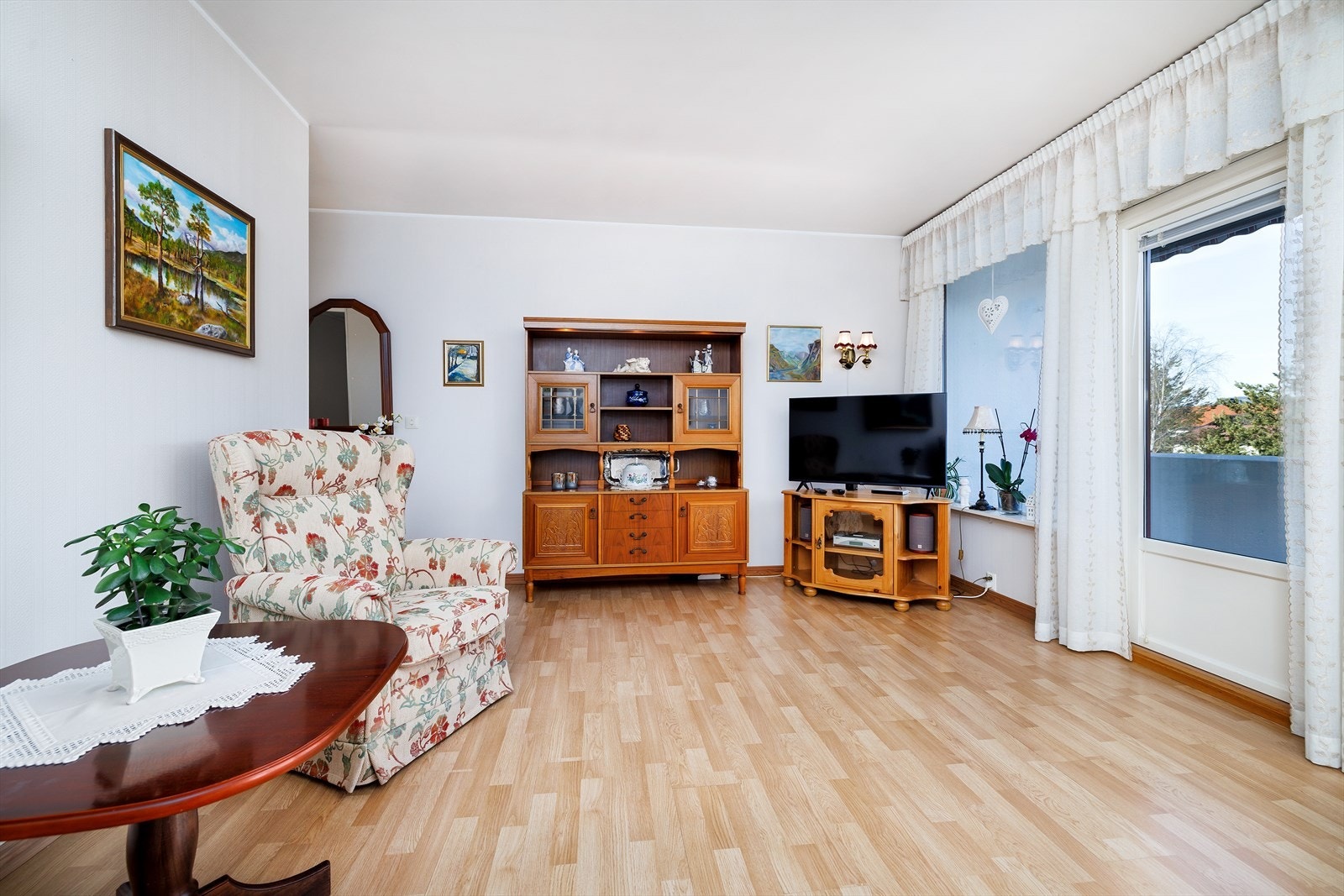 Fra stuen er det utgang til en hyggelig balkong med markise. Galleribilde