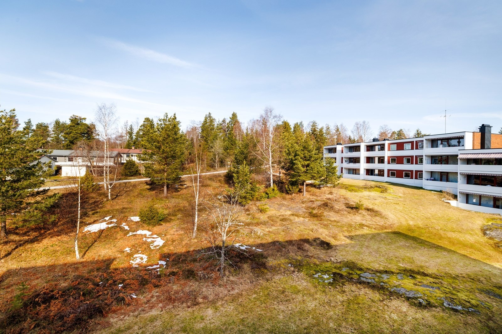 Leiligheten har en fin internbeliggenhet, vendt inn mot rolig friområde. Galleribilde