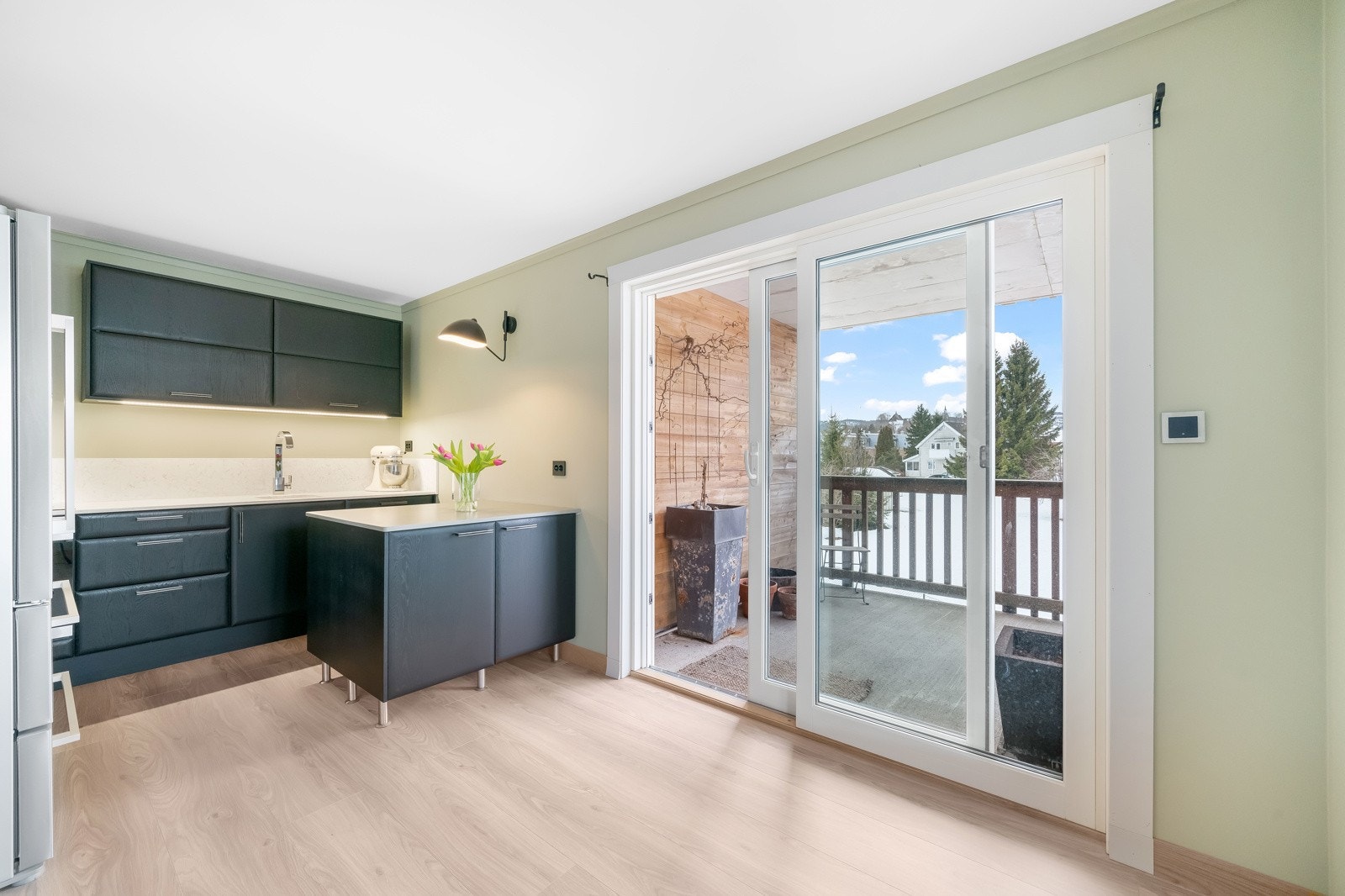 Utgang fra stue/spisestue til romslig veranda. Galleribilde