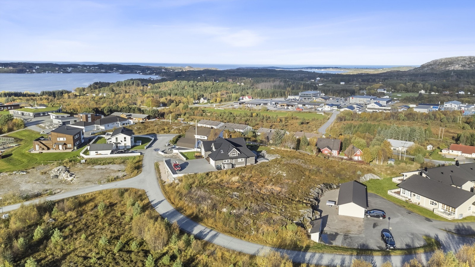 Eiendommen er beliggende på Røsandåsen. Det er gangavstand til barnehage. Området er fortsatt under utvikling/utbygging. Det er ca 3 km til Bruhagen med kjøpesenter, dagligvarebutikker, Averøyhallen, barneskole, ungdomsskole m.m. Galleribilde