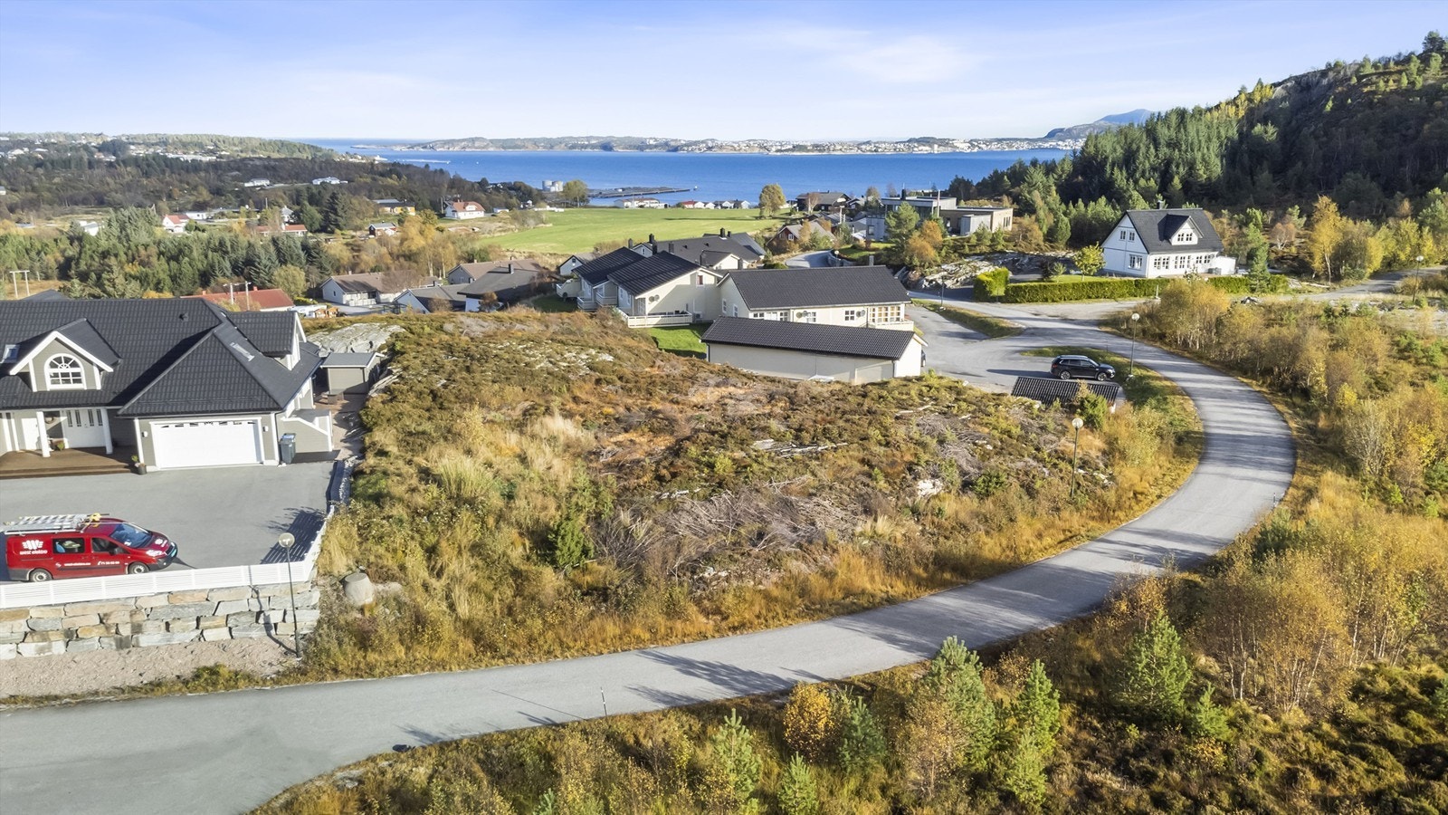 En ubebygd boligtomt. I følge reguleringsplanen er maksimal utnyttelsesgrad på tomten 30 % (BYA 30 %). Forøvrig vises det til reguleringsbestemmelser. Galleribilde